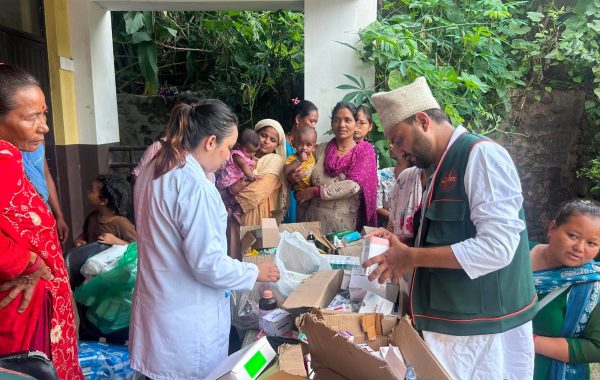 विवाद र आलोचनाभन्दा माथि उठेको निस्वार्थ सेवा: बाढीपीडितको सहारा बन्दै डा. निकोलश भुषाल