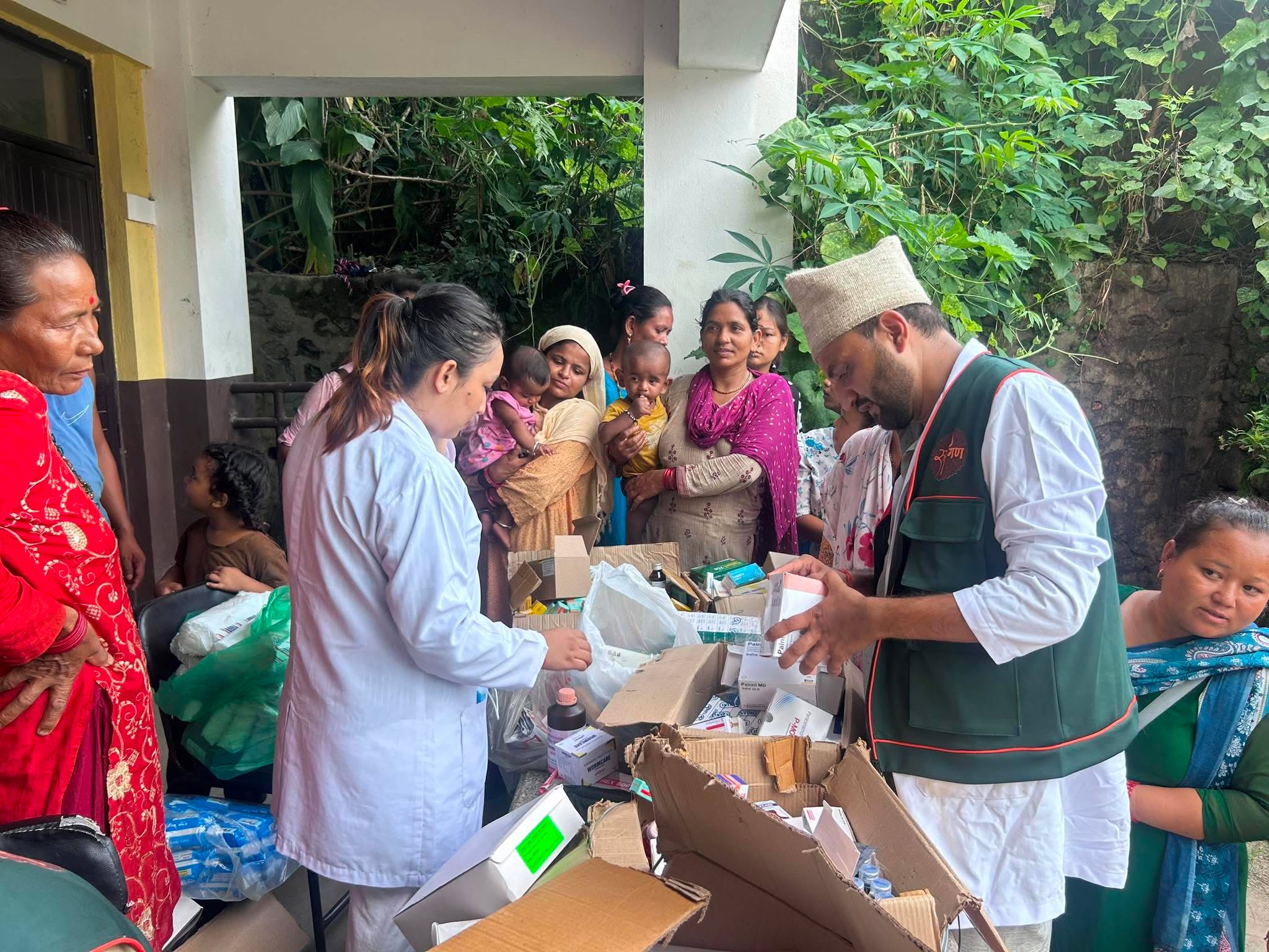 विवाद र आलोचनाभन्दा माथि उठेको निस्वार्थ सेवा: बाढीपीडितको सहारा बन्दै डा. निकोलश भुषाल